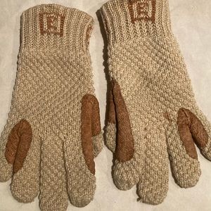 English equestrian gloves. Size 6 - XS. Good used condition.